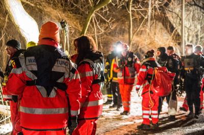 Ludwigsburg-Hoheneck: Diebe versenken wohl DRK Fahrzeug im Neckar - Grosseinsatz von Tauchern